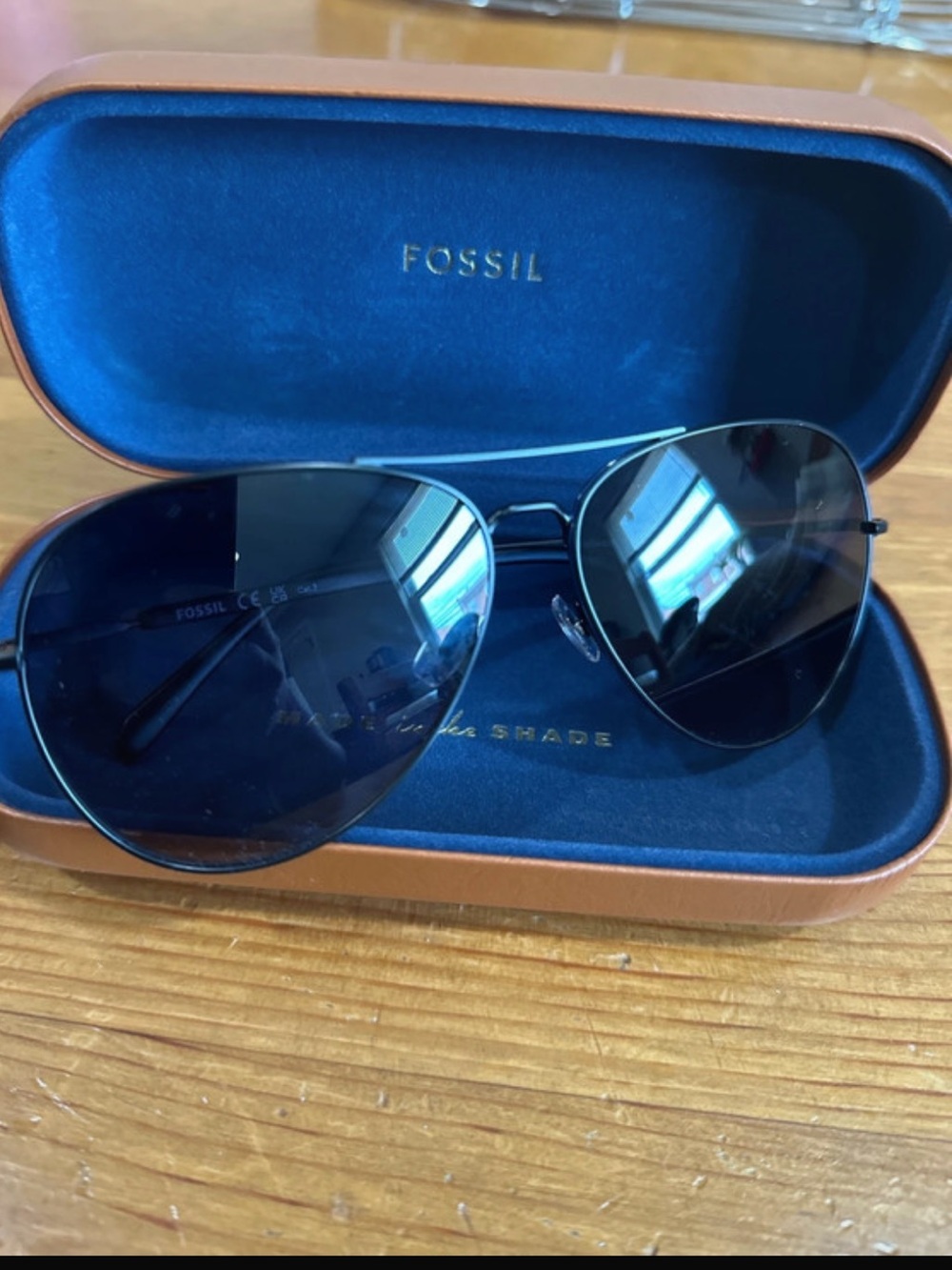 Fossil Men’s Black Aviator Sunglasses with Branded Case - Picture 4 of 5